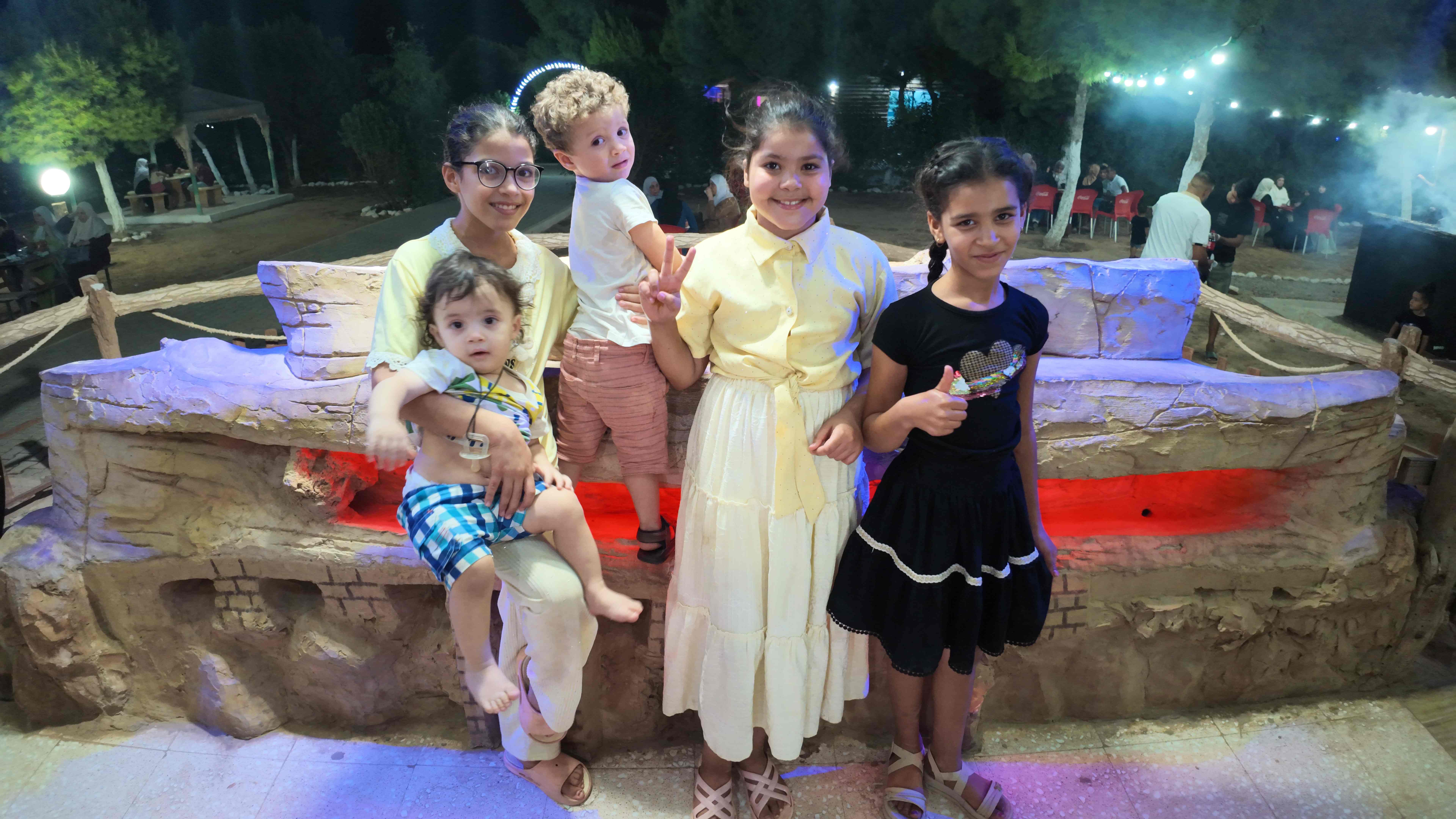 أطفال في لعبة دوارة