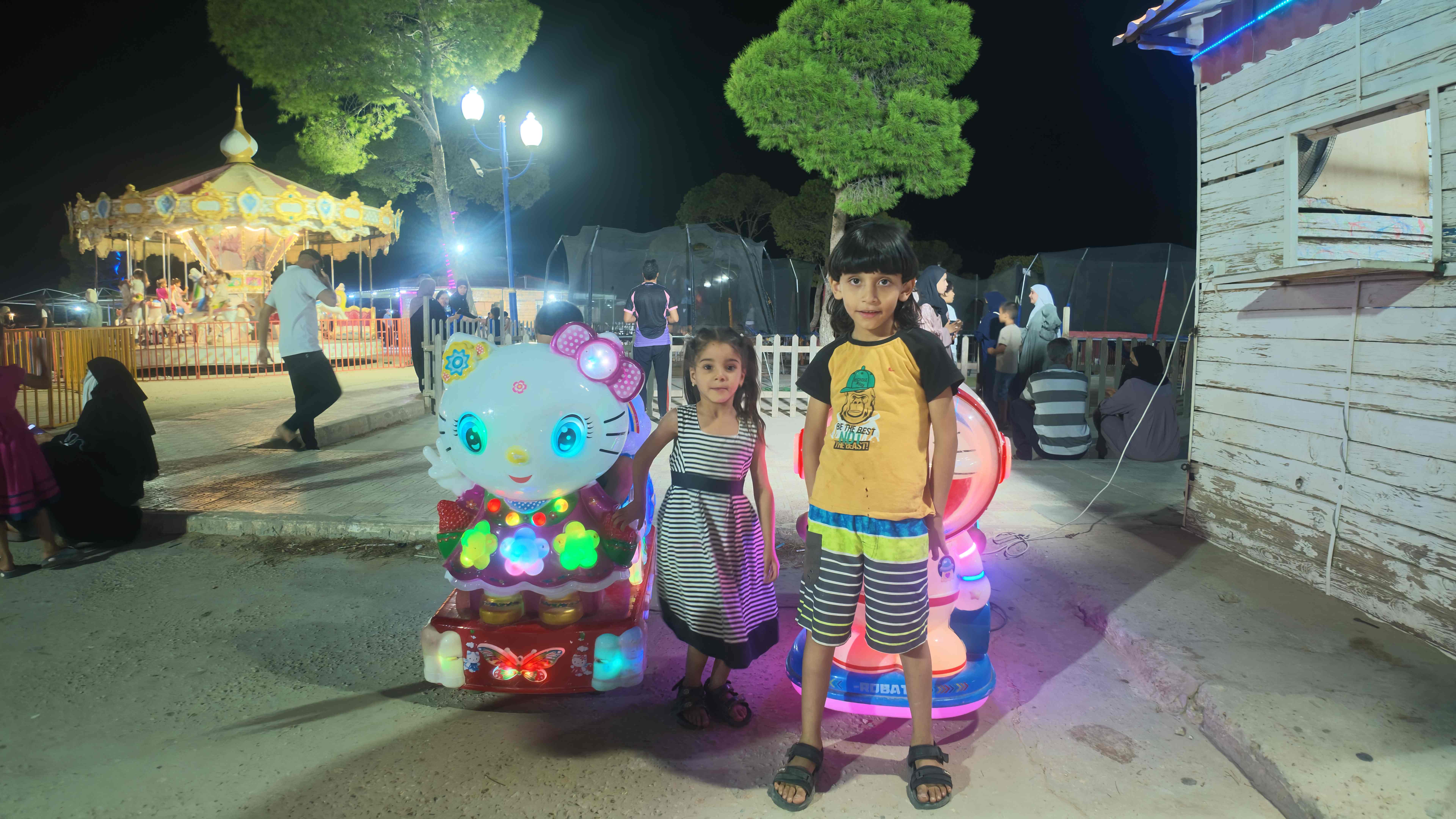 أطفال في لعبة السيارات